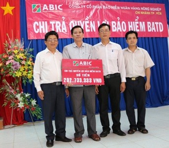 Đại diện Agribank huyện Giồng Trôm, lãnh đạo ABIC-TP.HCM
trao số tiền bảo hiểm cho thân nhân gia đình ông Phạm Văn Sống 