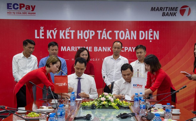Ông Huỳnh Bửu Quang, Tổng giám đốc Maritime Bank và ông Bùi Đức Bình Dương, Tổng giám đốc ECPay trong buổi ký kết