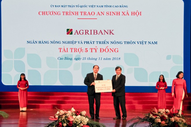 Ông Trịnh Ngọc Khánh, Chủ tịch Hội đồng thành viên Agribank trao tặng 05 tỷ đồng  xây dựng các công trình giáo dục, y tế trên địa bản tỉnh Cao Bằng.


