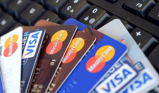 Đặc điểm nổi bật của thẻ tín dụng là sự tiện lợi và đồng thời giúp bạn có thể thanh toán nhanh chóng mà không cần phải mất thời gian rút tiền mặt. Ngoài ra, thẻ tín dụng còn đi kèm với nhiều ưu đãi hấp dẫn. Hãy xem hình ảnh để tìm hiểu thêm những đặc điểm thú vị của thẻ tín dụng.