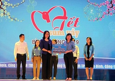 Phó tổng giám đốc Agribank Nguyễn Thị Phượng trao tặng 4.000 vé xe 
cho công nhân lao động có hoàn cảnh khó khăn làm việc tại các khu công nghiệp và các nhà máy lớn tại Bình Dương và TP.HCM