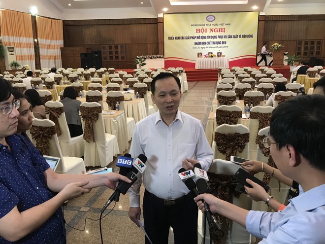 Phó Thống đốc Đào Minh Tú trả lời phỏng vấn báo chí bên lề Hội nghị