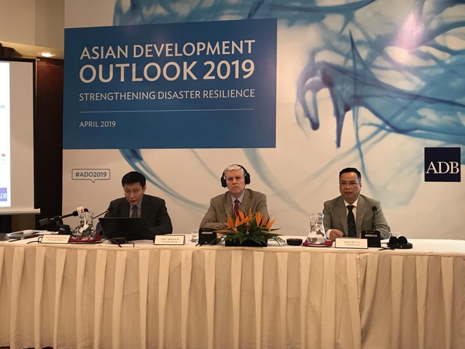 ADB dự báo kinh tế Việt Nam tăng trưởng 6,8% năm 2019, tăng giá điện và xăng là "cần thiết, tích cực"