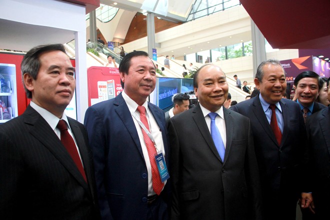 Ông Nguyễn Xuân Phúc, Thủ tướng Chính phủ và ông Nguyễn Văn Bình, Trưởng ban Kinh tế Trung ương thăm gian hàng của Agribank tại Diễn đàn Kinh tế Tư nhân 2019
