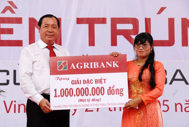 Tổng giám đốc Tiết Văn Thành trao thưởng cho khách hàng trúng thưởng là bà Kiên Thị Thanh gửi tiền tại Agribank Chi nhánh Trà Vinh. 