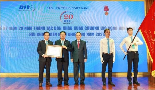 Phó Thống đốc NHNN Đào Minh Tú trao Huân chương Lao động hạng Nhì cho BHTGVN