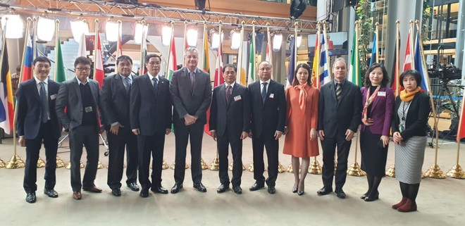 EuroCham và Đại sứ quán Việt Nam tại EU cùng ông Bùi Thanh Sơn, Thứ trưởng Bộ Ngoại giao tham dự phiên bỏ phiếu của Quốc hội EU tại Strasbourg, Pháp hôm 12/2.
