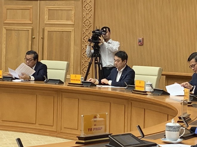Từ trái qua phải: Phó Thống đốc NHNN  Nguyễn Kim Anh và Chủ tịch HĐQT Vietcombank Nghiêm Xuân Thành tại Hội nghị Sơ kết 03 tháng vận hành Cổng Dịch vụ công quốc gia ngày 13/3.