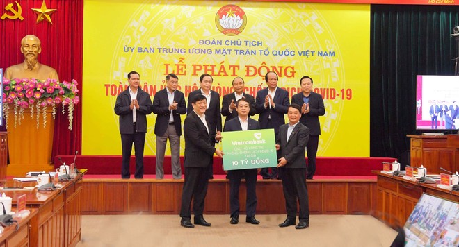 Thủ tướng Nguyễn Xuân Phúc và các đại biểu chứng kiến Vietcombank ủng hộ 10 tỷ đồng cho công tác phòng, chống dịch Covid – 19