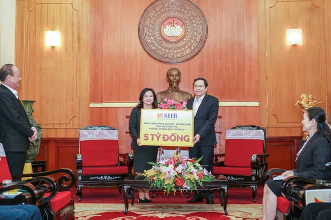 Bà Ngô Thu Hà, Phó tổng giám đốc SHB thay mặt Ngân hàng trao ủng hộ 5 tỷ đồng cho công tác phòng chống dịch COVID-19