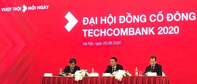 2 tỷ phú USD ngồi trên bàn chủ tọa đại hội đồng cổ đông Techcombank gồm ông Nguyễn Đăng Quang (trái) và ông Hồ Hùng Anh (giữa)