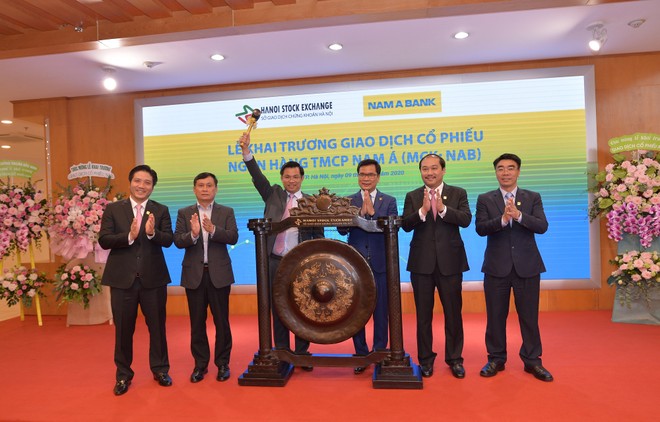Ông Trần Ngọc Tâm, Tổng giám đốc Nam A Bank cùng các lãnh đạo Ngân hàng và khách mời thực hiện nghi thức giao dịch trên UPCoM.