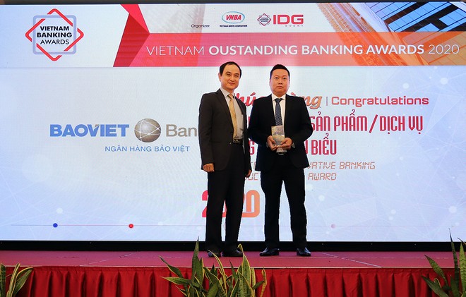 Ông Hồ Xuân Tùng – Giám đốc Chi nhánh TP.HCM, kiêm Trưởng Văn phòng đại diện TP.HCM đại diện BAOVIET Bank nhận giải 
