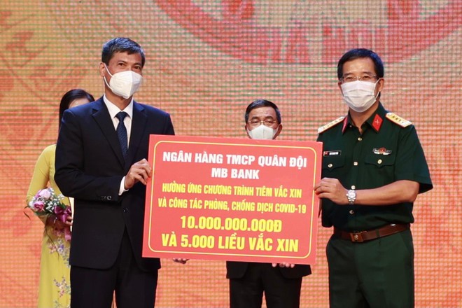 Ông Lưu Trung Thái, Phó Chủ tịch Hội đồng Quản Trị, Tổng giám đốc MB đã trực tiếp trao tặng số tiền 10 tỷ đồng tới đại diện UBND TP. Hà Nội 