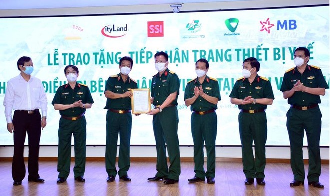 Đại tá Hà Trọng Khiêm – Phó tổng giám đốc phụ trách khu vực phía Nam (thứ tư từ trái qua) đại diện MB trao tặng 5 tỷ đồng tới Bệnh viện Quân y 175