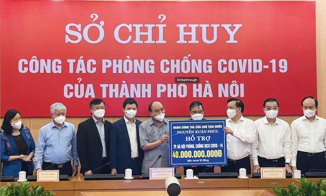 Ngày 13/8, ông Trần Minh Đạt - Phó Tổng giám đốc MB (thứ tư từ trái qua) tham gia Đoàn công tác Chủ tịch nước Nguyễn Xuân Phúc, đóng góp 20 tỷ đồng đến TP. Nội trong công tác phòng chống COVID-19.