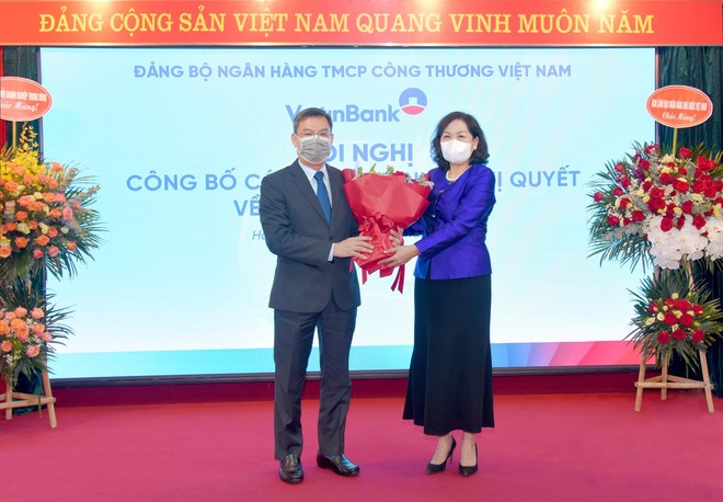 Thống đốc NHNN Việt Nam Nguyễn Thị Hồng chúc mừng tân Chủ tịch VietinBank