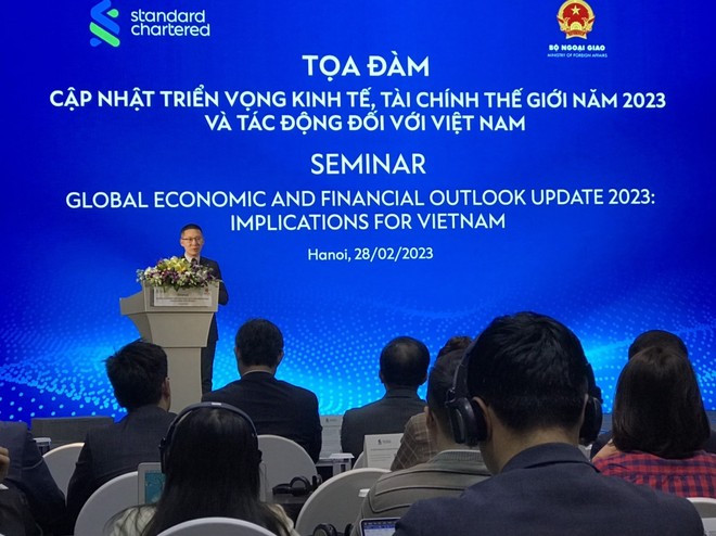 Ông Tim Leelahaphan, chuyên gia kinh tế phụ trách Thái Lan và Việt Nam, Ngân hàng Standard Chartered phát biểu tại Toạ đàm.