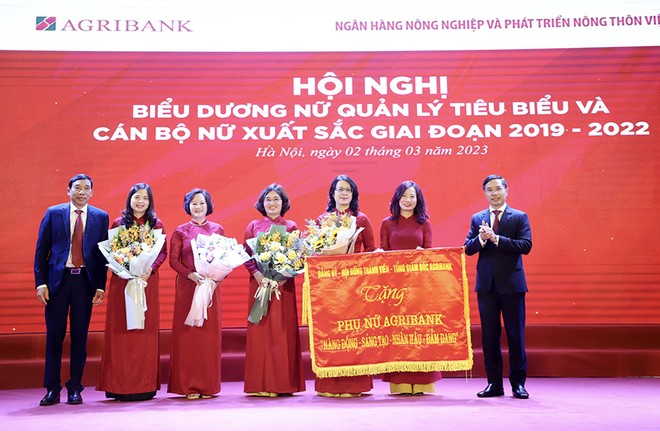 Đảng ủy - Hội đồng thành viên - Ban điều hành Agribank trao tặng nữ đoàn viên, người lao động bức trướng với 8 chữ vàng: Năng động – Sáng tạo – Nhân hậu – Đảm đang