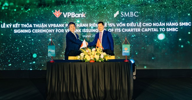 Ông Ngô Chí Dũng, Chủ tịch HĐQT VPBank và ông Masahiro Yoshimura, Giám đốc Điều hành, Tổng trưởng Quản lý Đầu tư, Ngân hàng SMBC ký kết thỏa thuận
