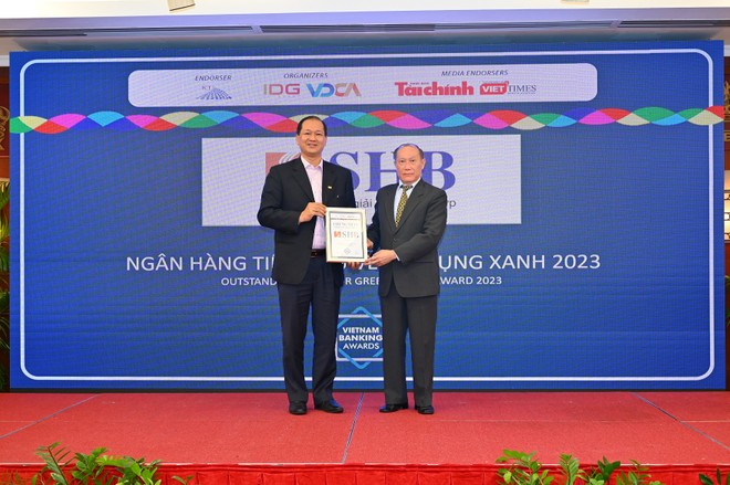Đại diện SHB được vinh danh tại hạng mục “Ngân hàng Tiêu biểu về Tín dụng xanh năm 2022” tại giải thưởng “Ngân hàng Việt Nam tiêu biểu 2022” 