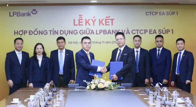 Ông Hồ Nam Tiến - Tổng Giám đốc LPBank (trái) và ông Mai Xuân Hương - Tổng Giám đốc Công ty CP Ea Súp 1 (phải) đại diện hai bên ký hợp đồng tín dụng