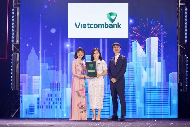 Bà Nguyễn Thị Minh Hải - Phó trưởng Văn phòng đại diện Vietcombank tại Tp Hồ Chí Minh nhận giải thưởng do Ban tổ chức trao tặng