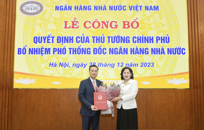 Thừa ủy quyền của Thủ tướng Chính phủ, Thống đốc NHNN Nguyễn Thị Hồng trao Quyết định bổ nhiệm của Thủ tướng Chính phủ cho ông Phạm Quang Dũng.