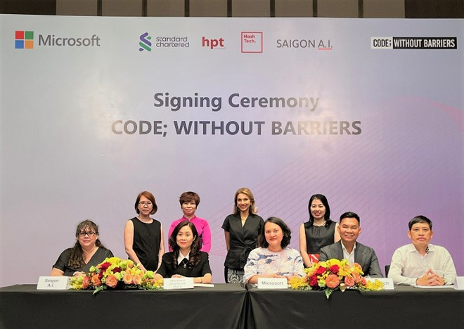 Trao quyền cho phụ nữ trong lĩnh vực công nghệ thông qua Chương trình "Code; Without Barriers"