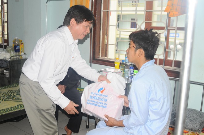 Ông Nguyễn Thịnh, Chủ tịch Công đoàn PJICO trao quà cho người lao động không may bị nạn