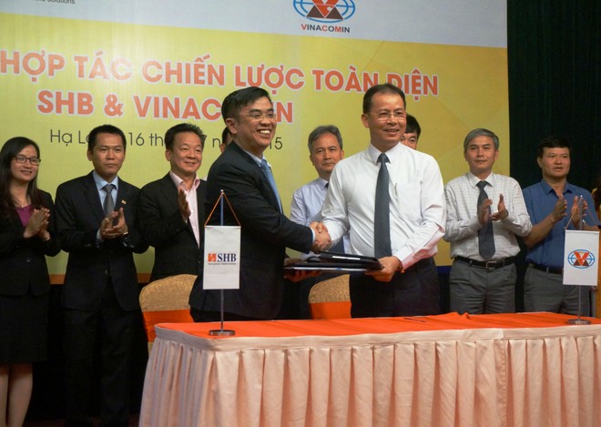 Ông Nguyễn Văn Lê, Tổng giám đốc SHB và ông Đặng Thanh Hải, Tổng giám đốc Vinacomin ký thỏa thuận hợp tác