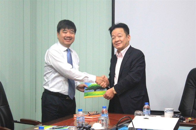 Ông Đỗ Quang Hiển, Chủ tịch HĐQT BSH trao quyết định bổ nhiệm cho ông Lưu Thanh Tâm 
