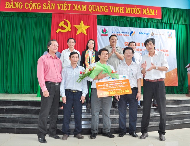 PJICO và đại diện các doanh nghiệp bảo hiểm Bảo Việt, Bảo Minh, PVI trao tiền bồi thường cho chủ tàu Trần Kim Trung