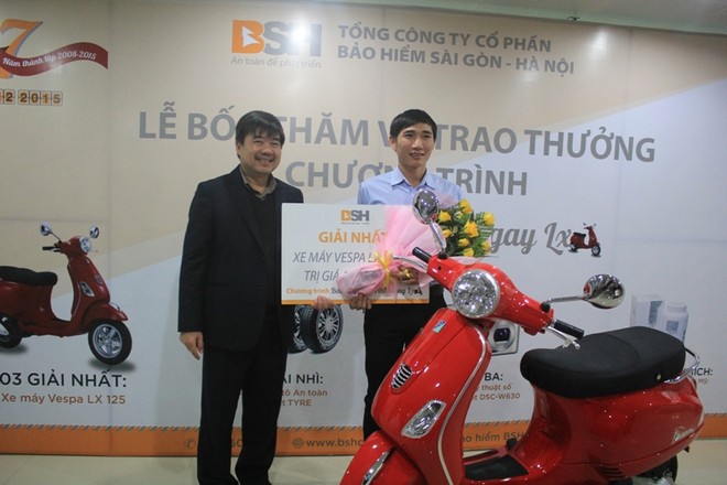 Tổng giám đốc BSH trao giải nhất của miền Bắc là 1 xe LX cho anh Vũ Quang Trung