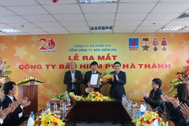 Ông Trương Quốc Lâm (bên phải), Tổng giám đốc Bảo hiểm PVI trao quyết định bổ nhiệm Giám đốc Bảo hiểm PVI Hà Thành cho ông Đặng Duy Tâm (giữa)