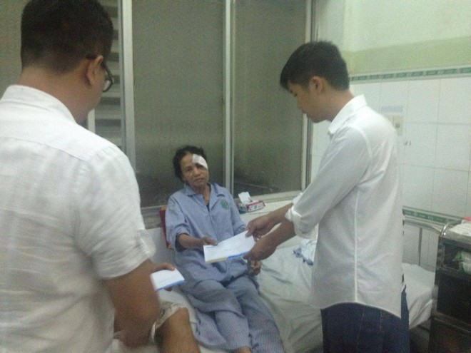 Cán bộ Công ty Bảo hiểm Bảo Việt thăm hỏi hành khách bị thương trong vụ tai nạn