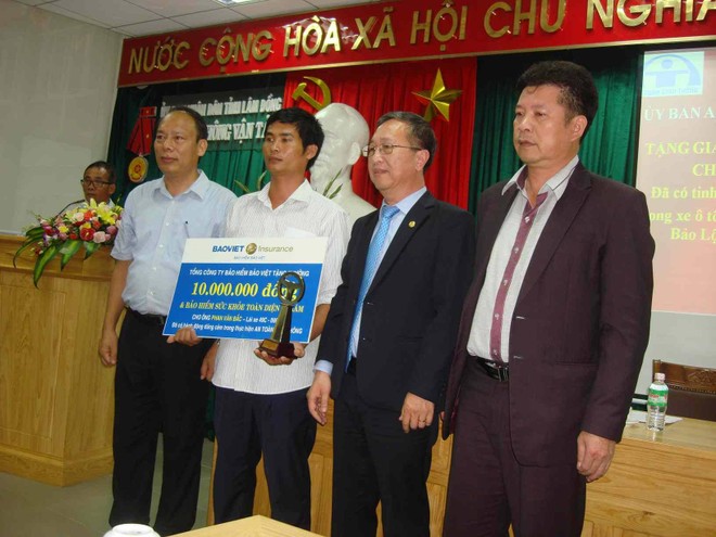 Tổng Công ty Bảo hiểm Bảo Việt tặng thưởng 10 triệu đồng tiền mặt và Gói Bảo hiểm Sức khỏe toàn diện cho cá nhân lái xe Phan Văn Bắc