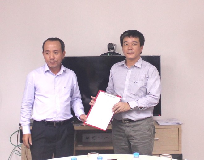 Chủ tịch IAV Phan Kim Bằng (bên trái) trao quyết định bổ nhiệm cho ông Ngô Trung Dũng