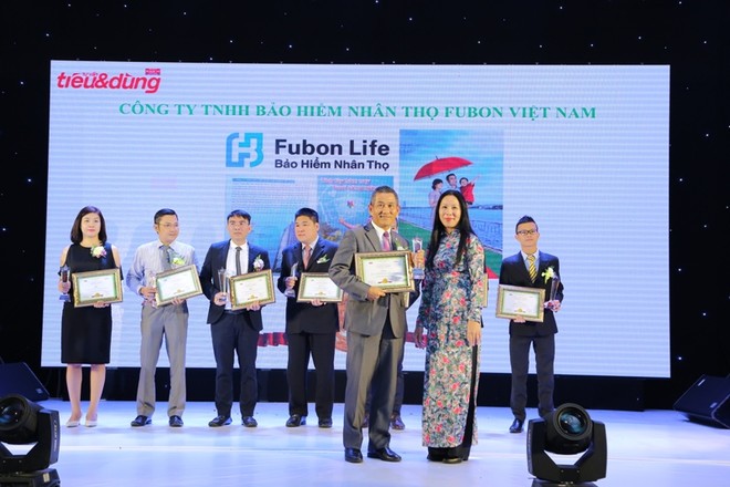 Phó TGĐ- Ông Clement-Tang đại diện Fubon Life Việt Nam lên nhận giải

 