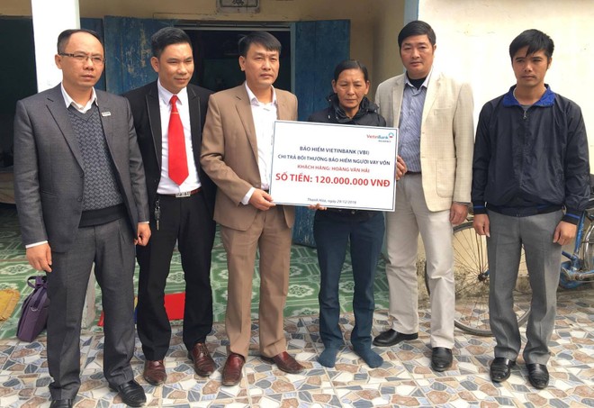 Đại diện VBI và VietinBank trao tiền bồi thường cho gia đình của khách hàng Hoàng Văn Hải