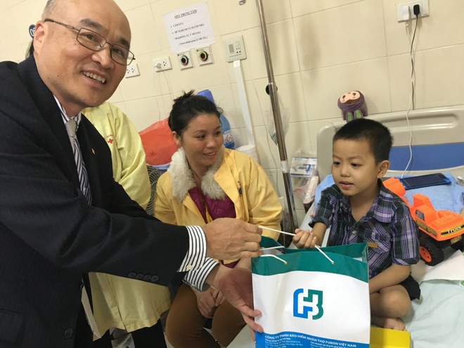 Fubon Life Việt Nam trao gần 200 suất quà cho các bệnh nhi và hộ nghèo