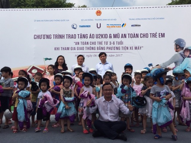 Ban tổ chức chương trình cùng ông Lê Thanh Đạt, Phó tổng giám đốc PJICO trao tặng Mũ bảo hiểm cho trẻ em 