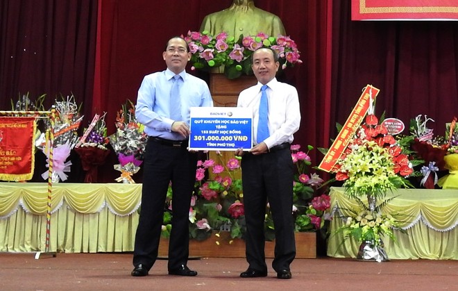 Lãnh đạo Bảo Việt trao học bổng Quỹ Khuyến học Bảo Việt tại tỉnh Phú Thọ 
