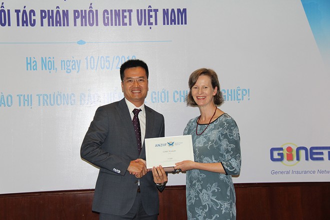 Ông Ngô Thanh Nam (trái), tân Chủ tịch Hội đồng quản trị Công ty cổ phần Môi giới bảo hiểm GINET Việt Nam