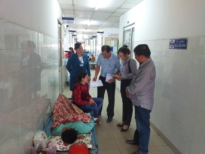 Đại diện Bảo hiểm Hàng Không và chủ xe container mang biển kiểm soát 62C-043.48 hỏi thăm những nạn nhân bị thương đang điều trị tại bệnh viện