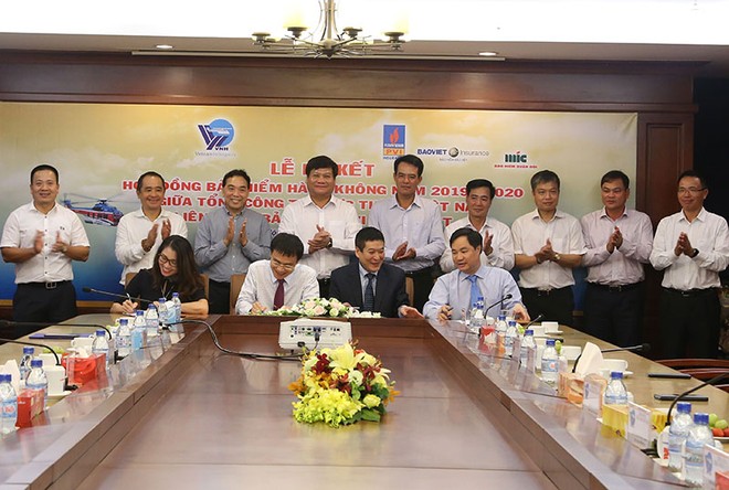 Ký kết hợp đồng bảo hiểm cho 30 máy bay của Tổng công ty trực thăng Việt Nam   