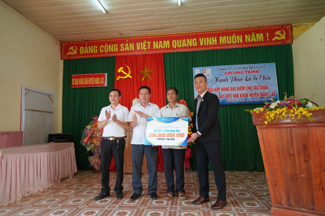 Ông Cao Văn Hoài, Chủ tịch HĐQT Bestlife (ngoài cùng bên phải) trao tặng  100 hợp đồng bảo hiểm ung thư