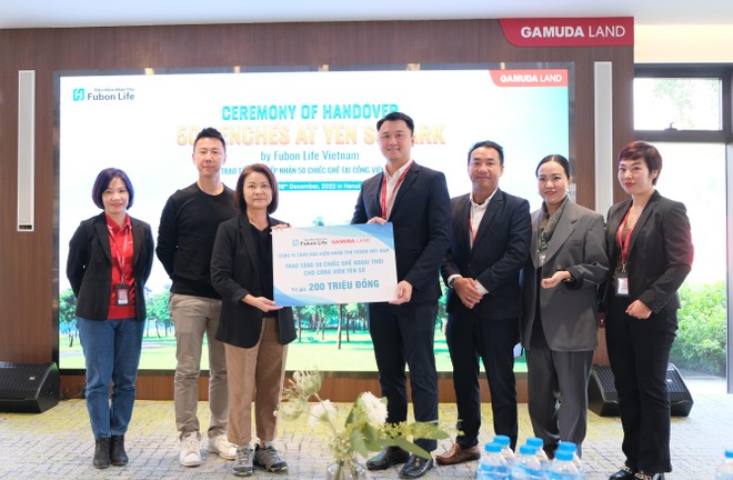 Đại diện Fubon Life Việt Nam và đại diện Gamuda Land – đơn vị quản lý công viên Yên Sở đã tham gia “Lễ Trao tặng và Tiếp nhận ghế công viên” được tổ chức ngày 16/12/2022 tại công viên Yên Sở.