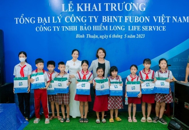 Nhân dịp khai trương, Fubon Life Việt Nam dành tặng vở cho học sinh Tiểu học-Trung học Phan Rí Cửa 