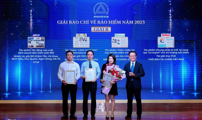 Nhà báo Kim Lan, Báo Đầu tư (thứ 2 từ phải qua) nhận giải B từ Ban tổ chức. Ảnh: BTC